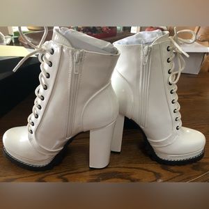 NWT  LILIANA Monclair-1A White Platform Heeled Lace Up Boots  Size 8 1/2